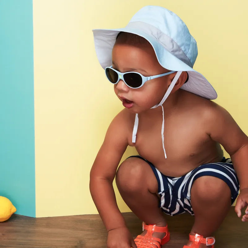 enfant portant chapeau antiuv bleu ciel