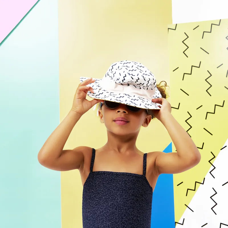 fille avec chapeau antiuv motif zigzag