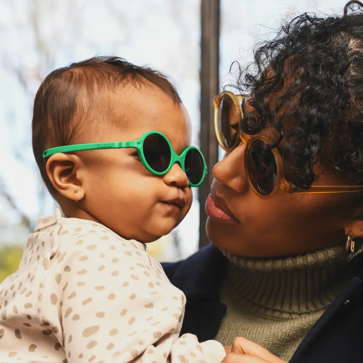 lunettes de soleil bébé diabola pelouse