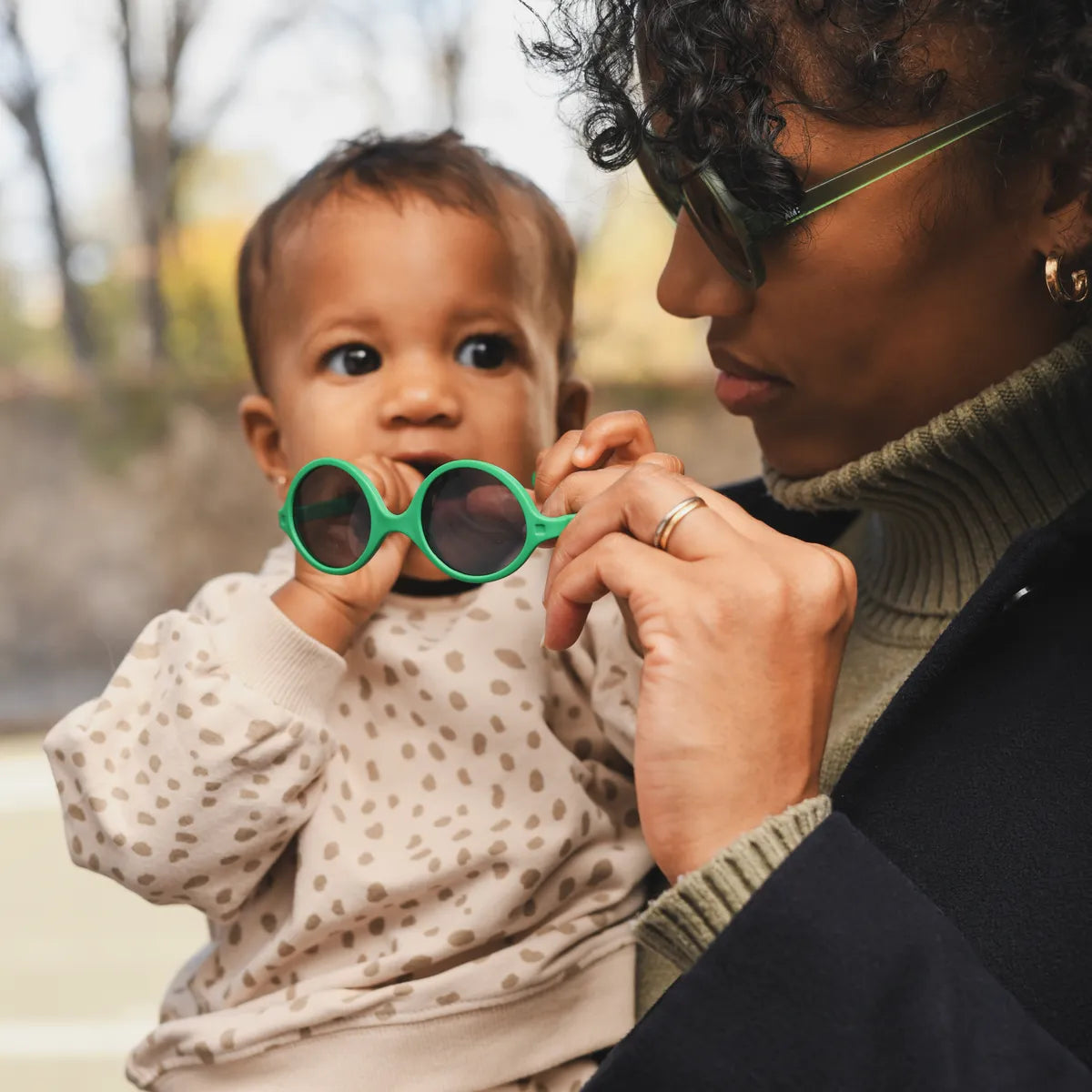 lunettes de soleil bébé diabola pelouse