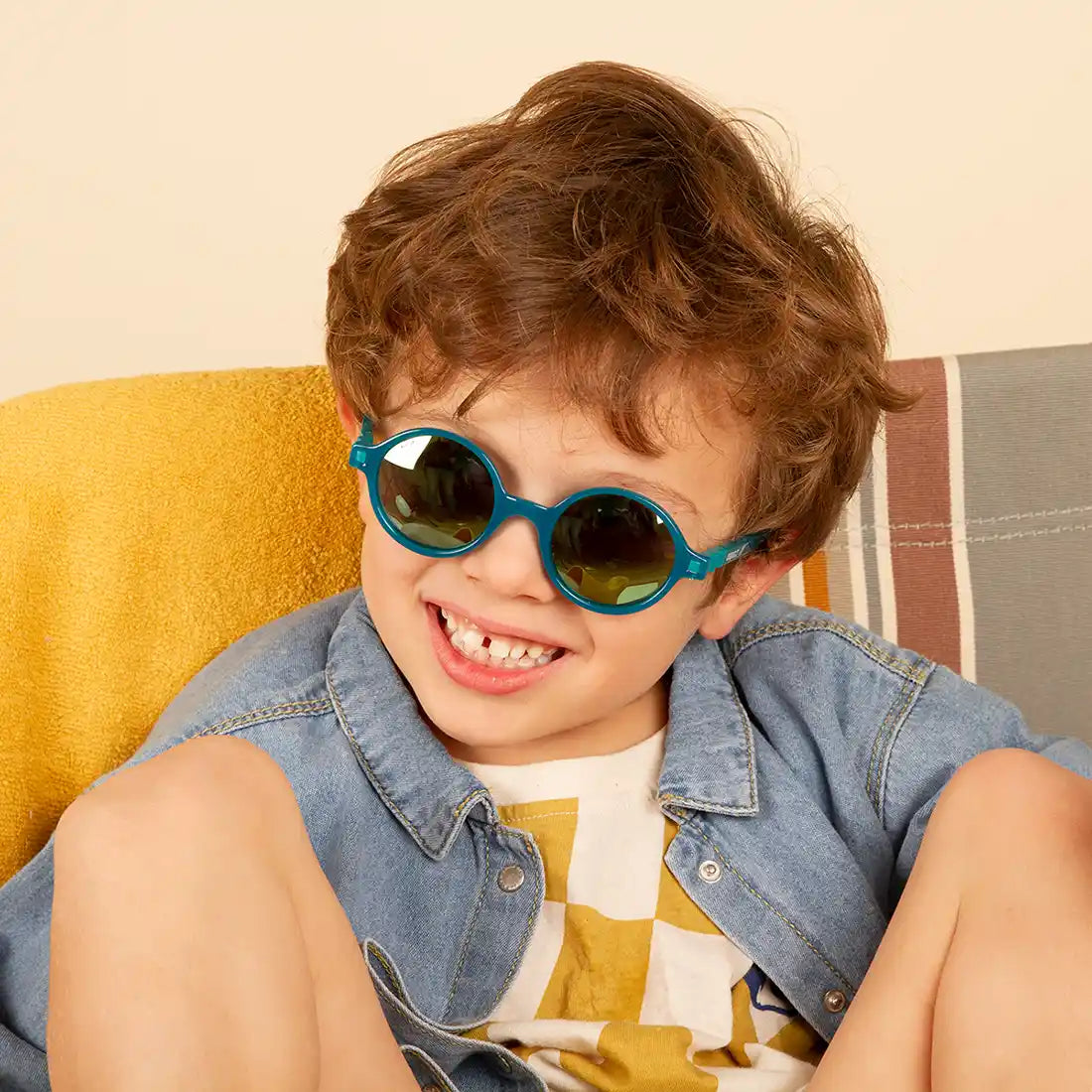 Enfant souriant avec lunette soleil ROZZ