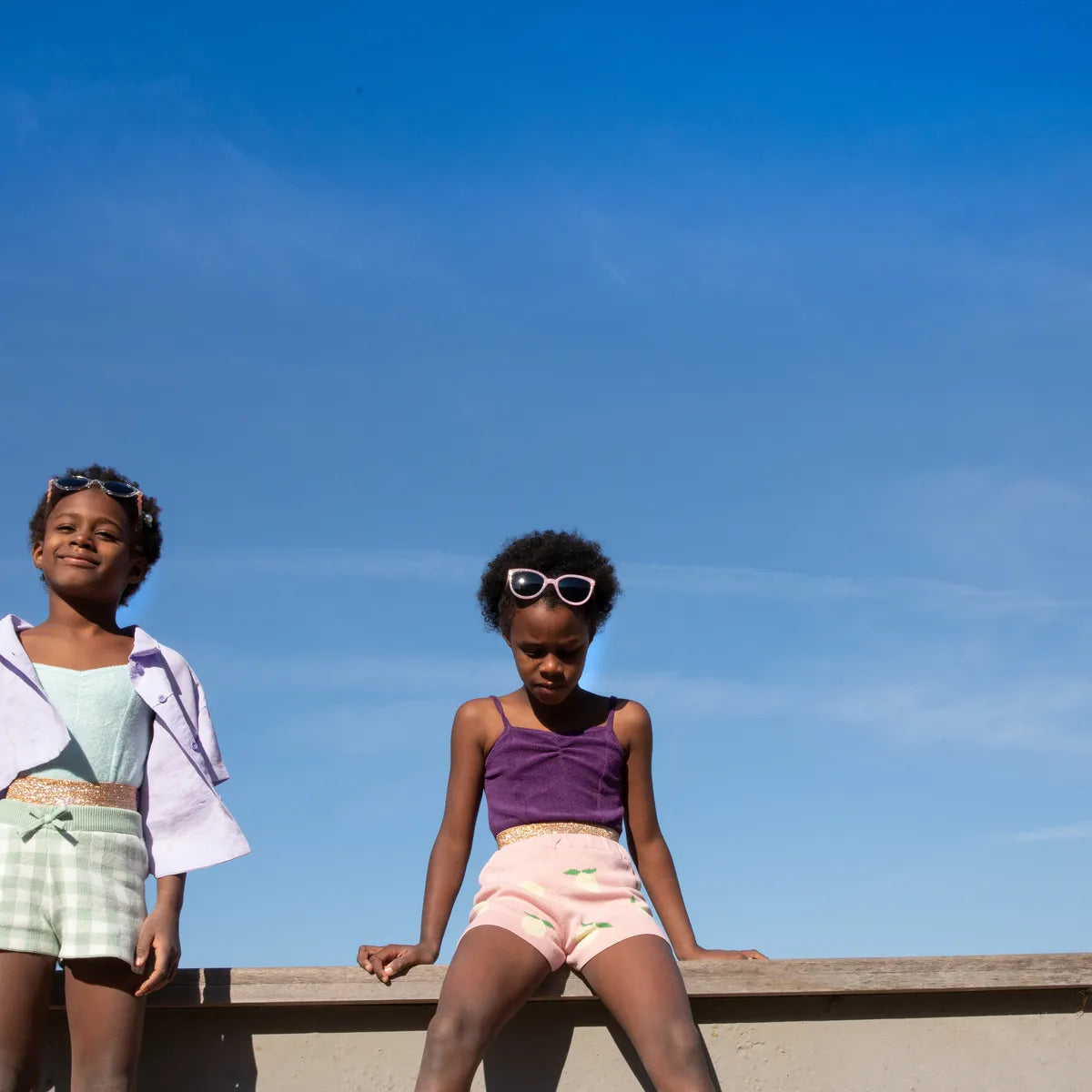 soeurs portant lunette de soleil kietla