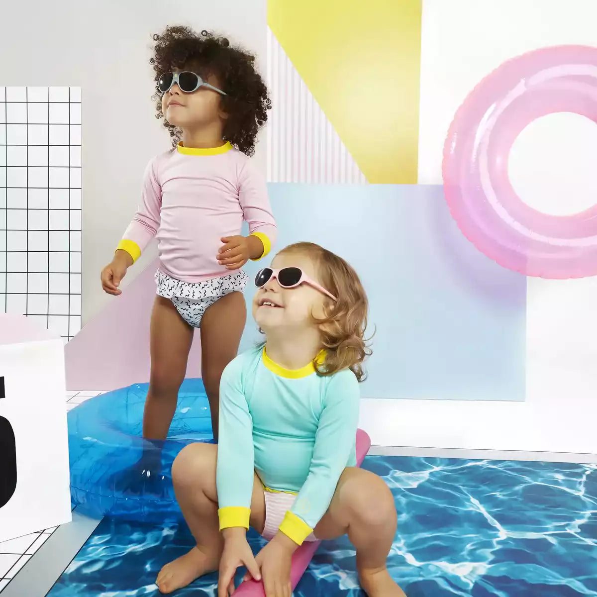 2 filles portant tenue de plage anti-uv