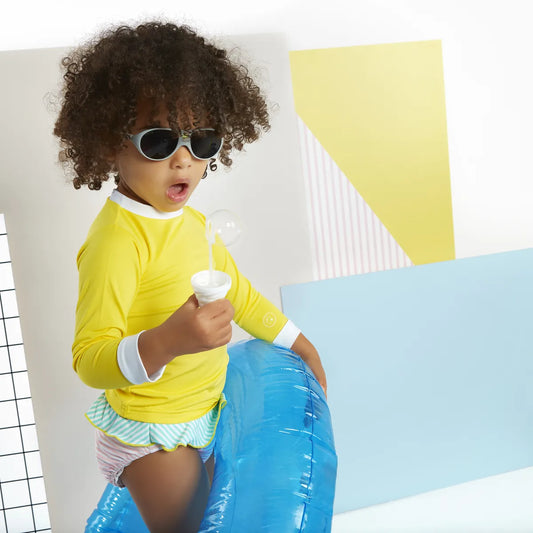 fille portant tshirt anti-uv jaune