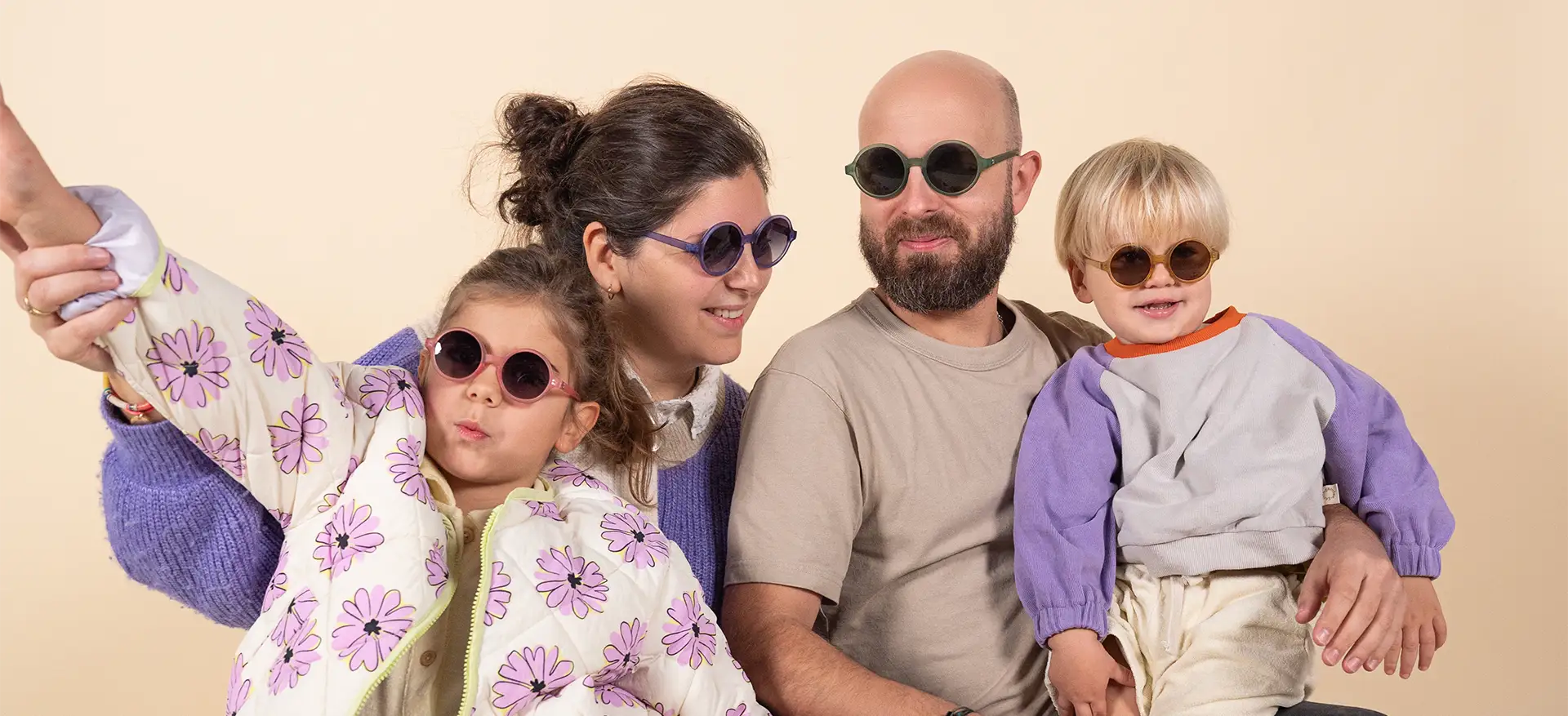 famille portant lunettes de soleil ronde WOAM