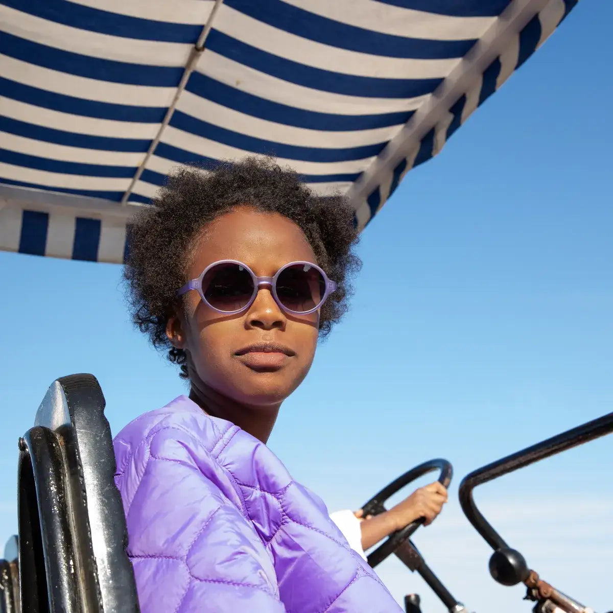 adolescente portant lunette de soleil violette