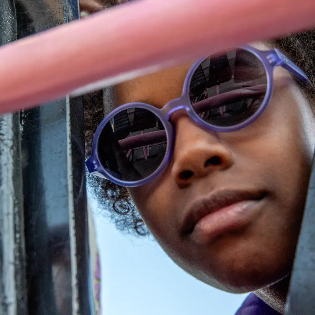 adolescente portant lunette de soleil violette