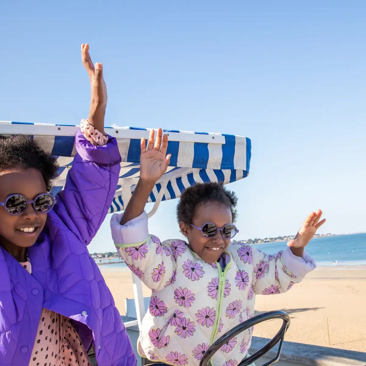 soeurs portant lunette de soleil violette