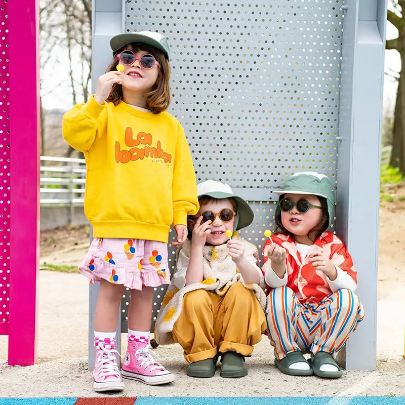 3 enfants portant chapeau antiuv vert