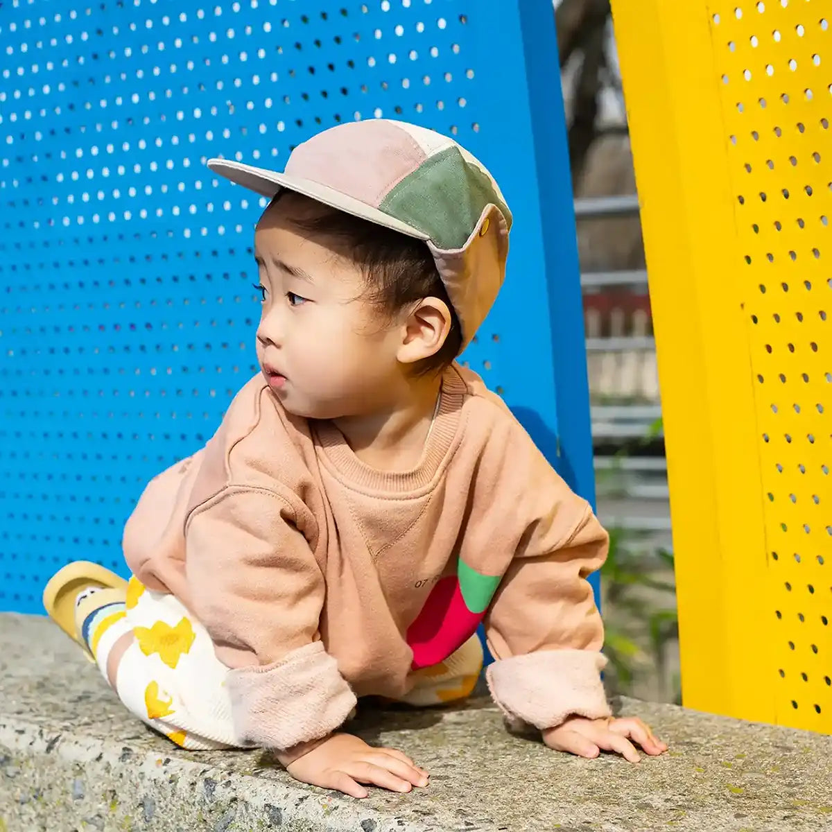 enfant portant camper cap multicolore