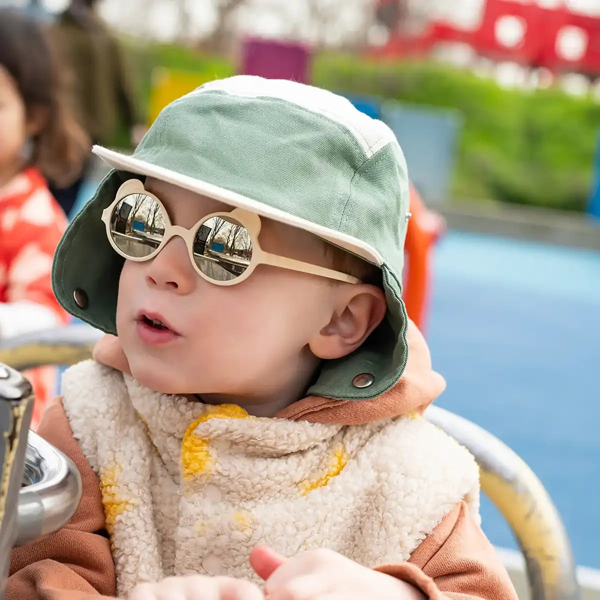 enfant avec camper cap vert