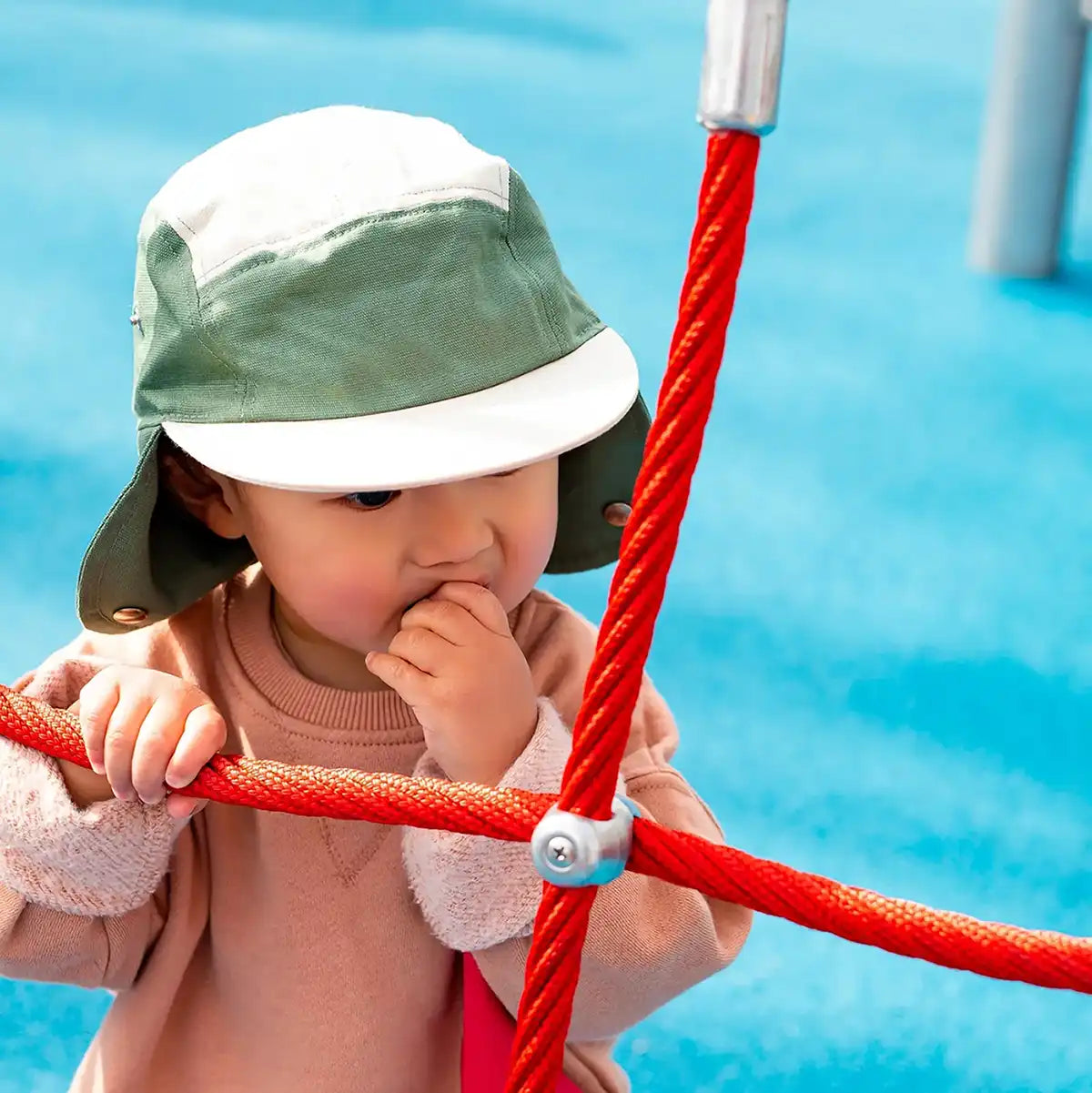 enfant avec camper cap vert