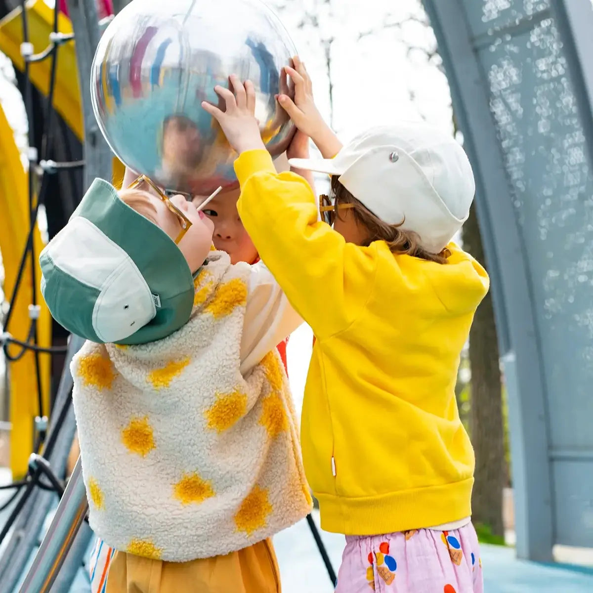 enfant jouant et portant chapeaux antiuv