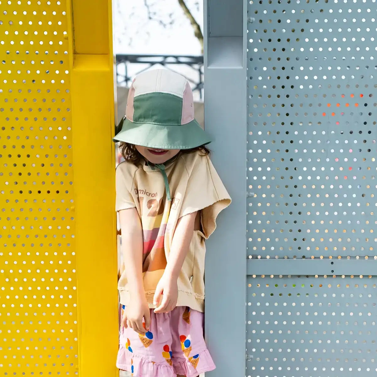 fille portant bob antiuv multicolore kietla