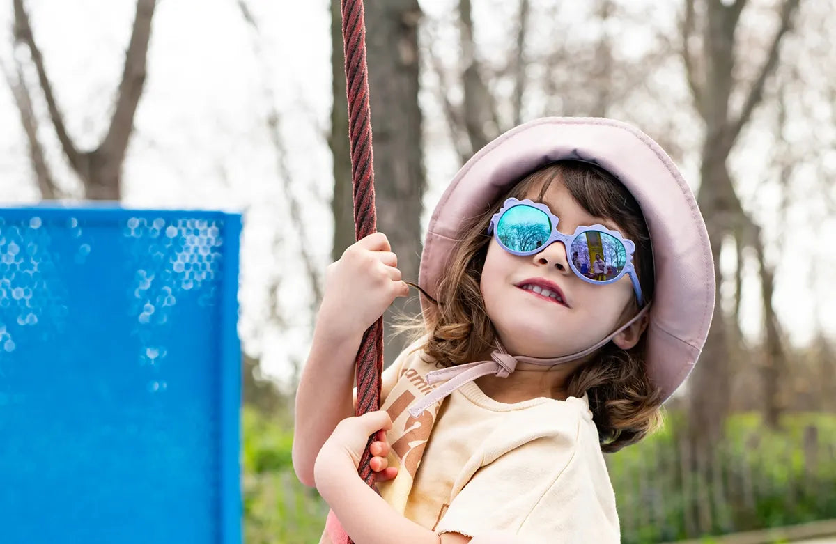 Jeune fille portant bob et lunette soleil