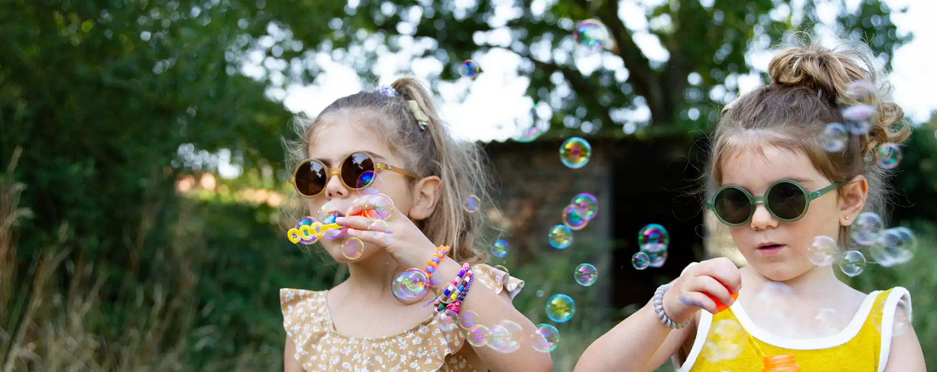 2 filles faisant des bulles avec lunette soleil