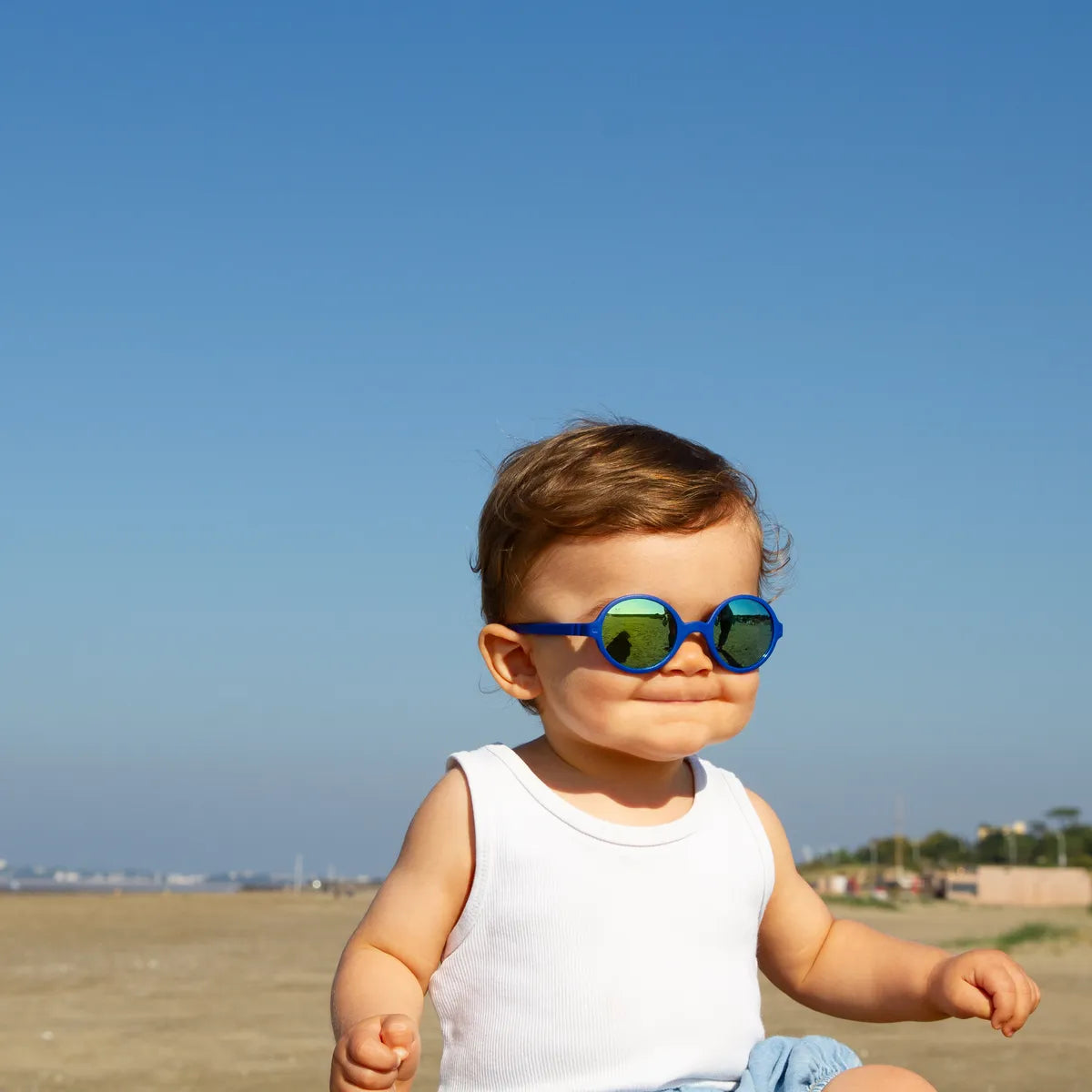 bébé portant les solaires rozz bleu