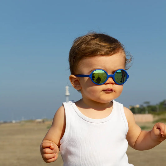 bébé portant les solaires rozz bleu