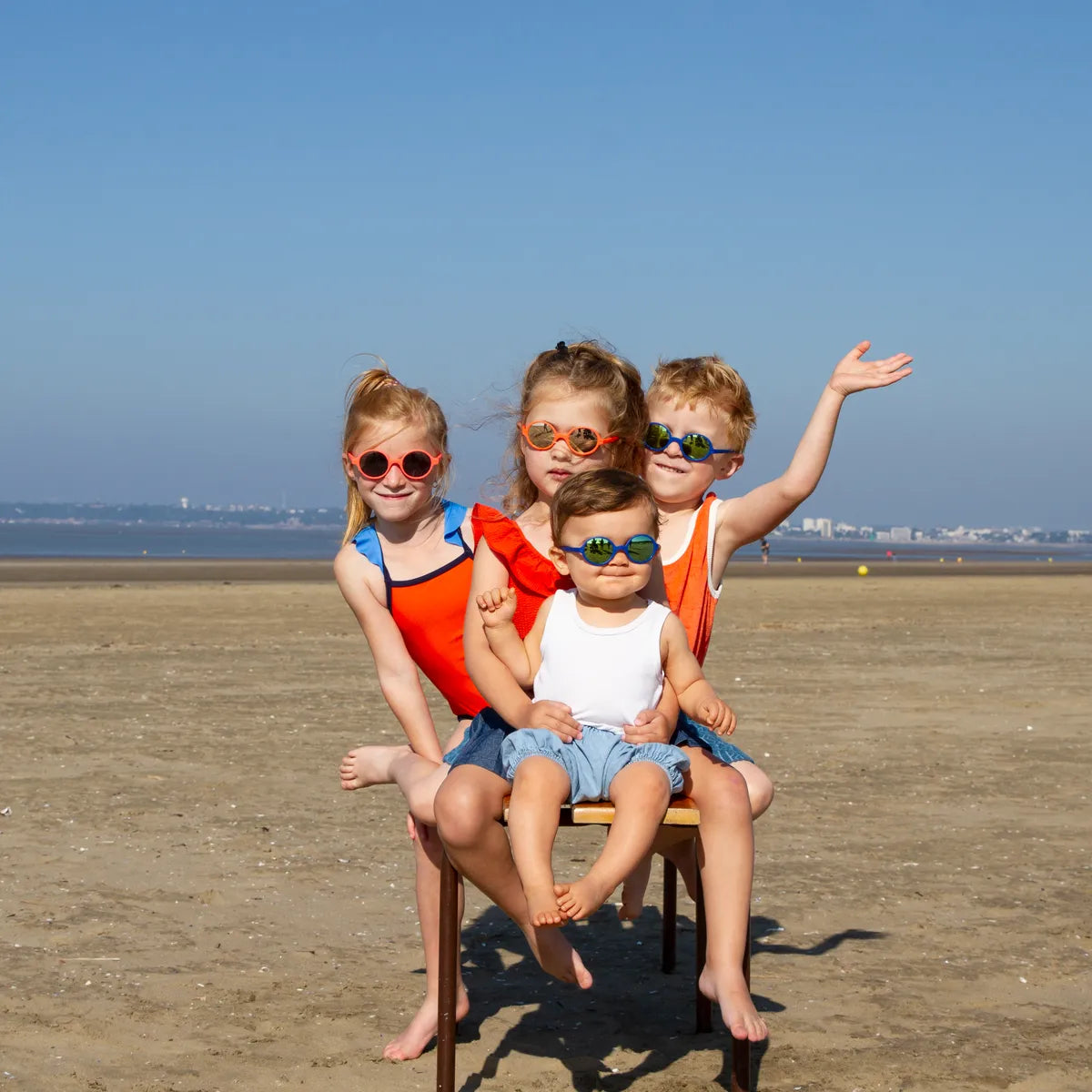 enfants à la plage avec solaires rozz