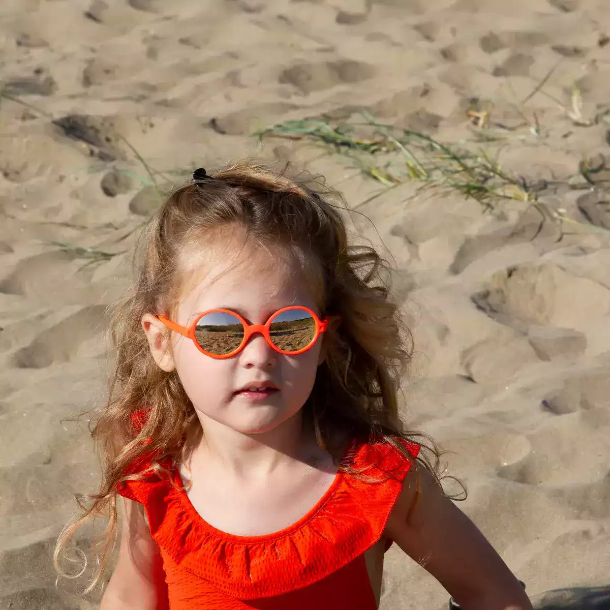 Fille avec solaire rozz à la plage