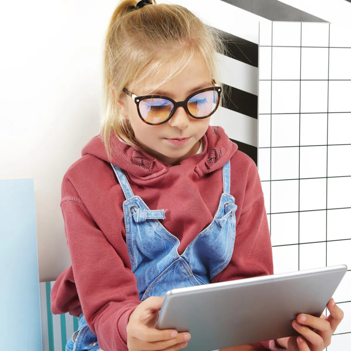 fille portant lunette pour écran buzz