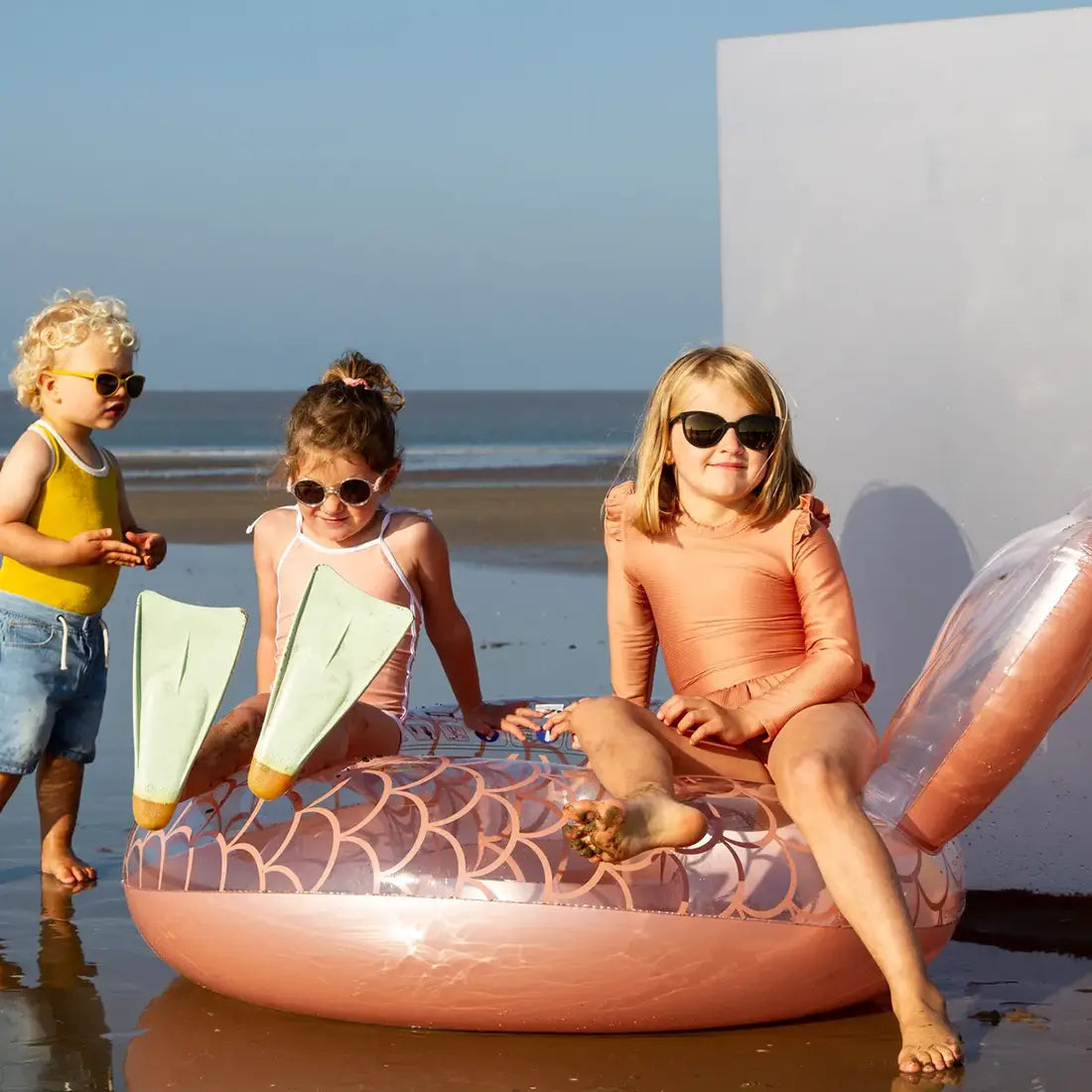 Enfants à la plage portant solaires kietla
