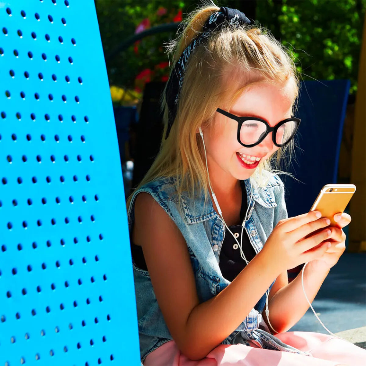 fille portant lunette pour écran buzz