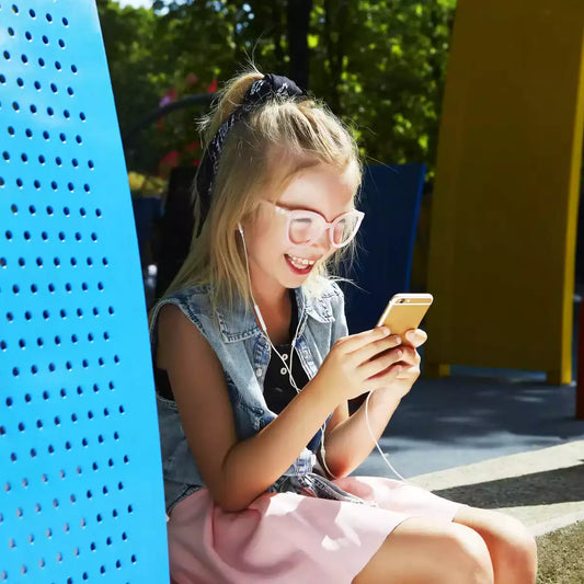 Fillle avec lunettes pour écran rose