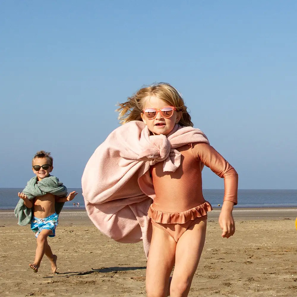 enfant à la plage avec solaire buzz
