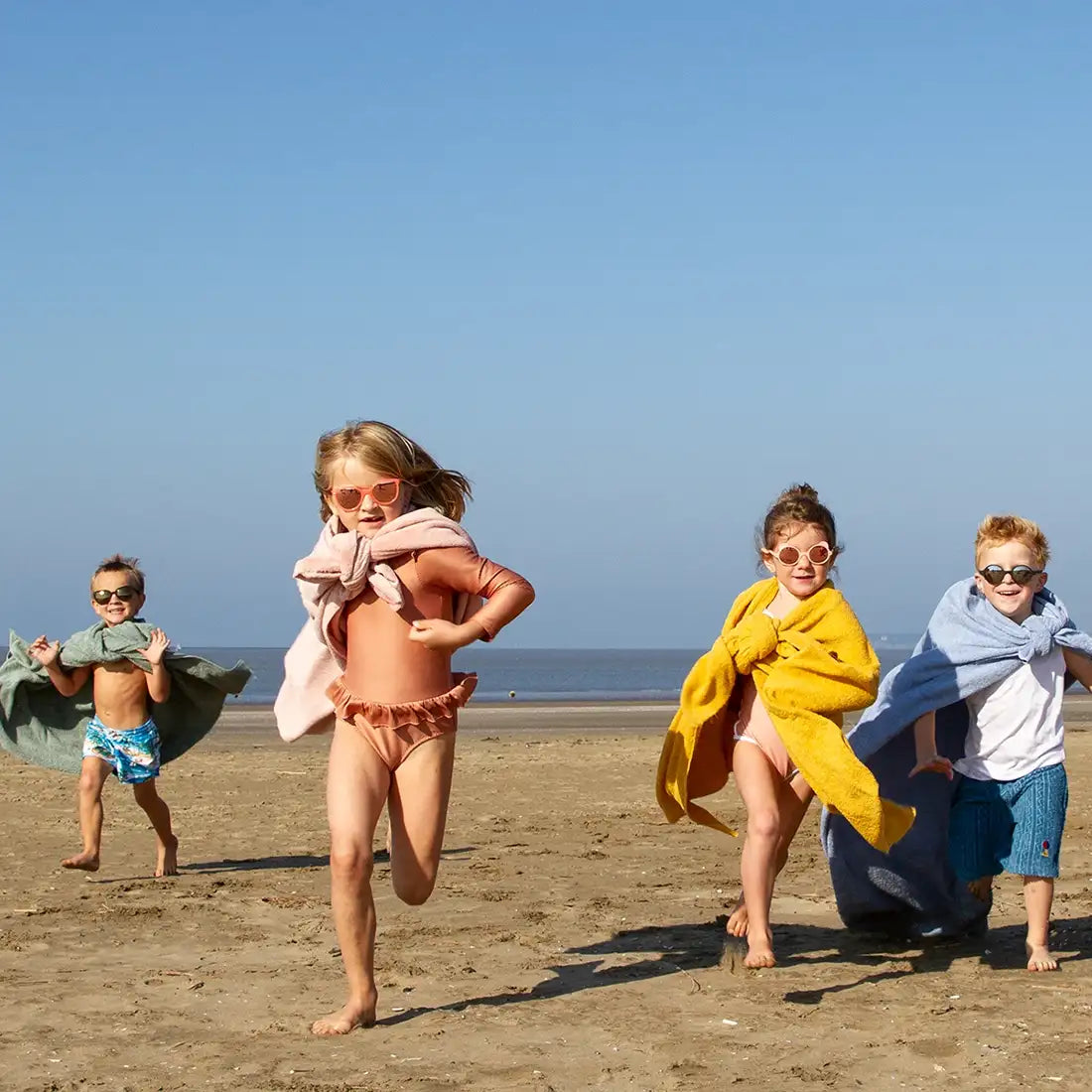 Enfant qui courent à la plage