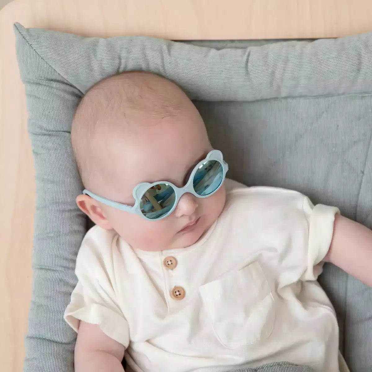 bébé portant lunette soleil bleu ourson