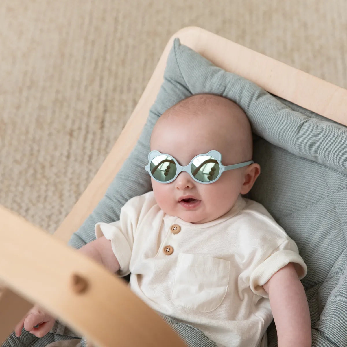 bébé portant lunette de soleil ourson bleu