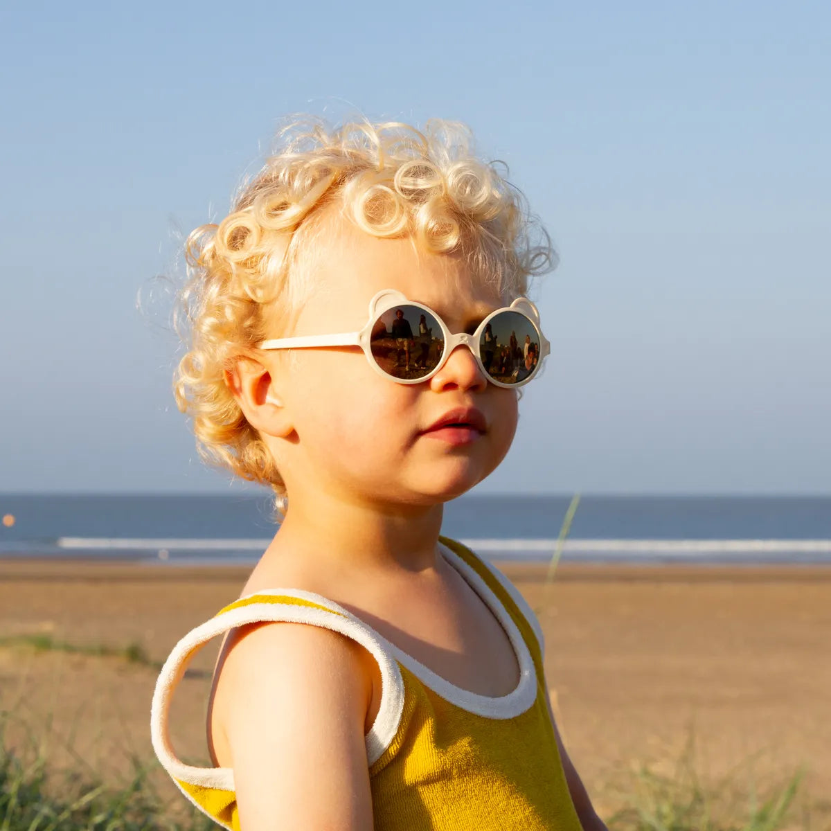 enfant portant solaire ourson crème