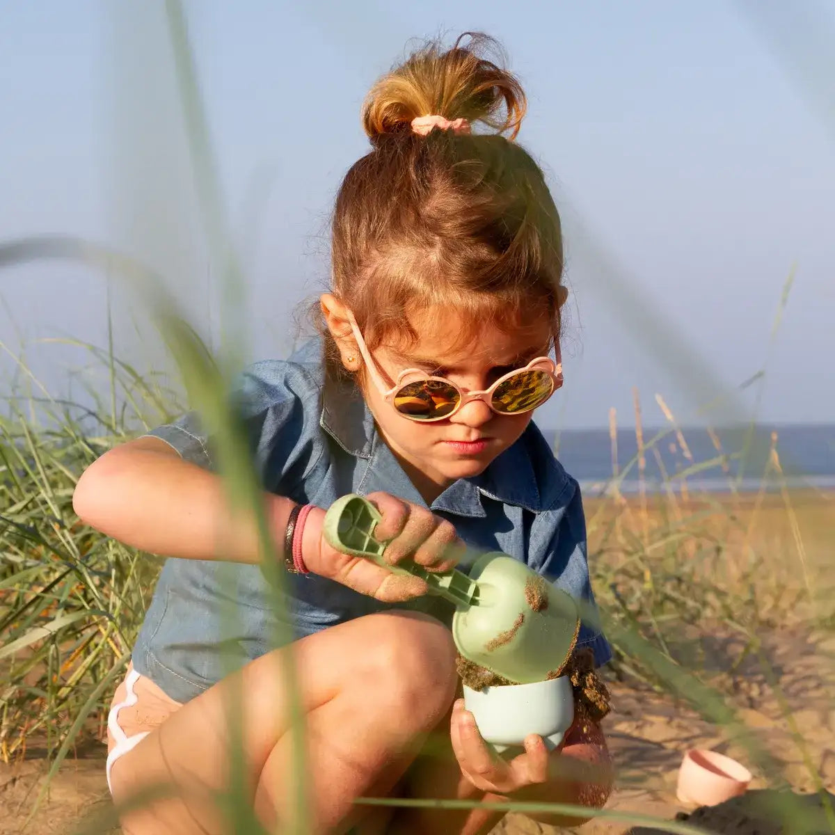 jeune fille portant solaire ourson à la plage