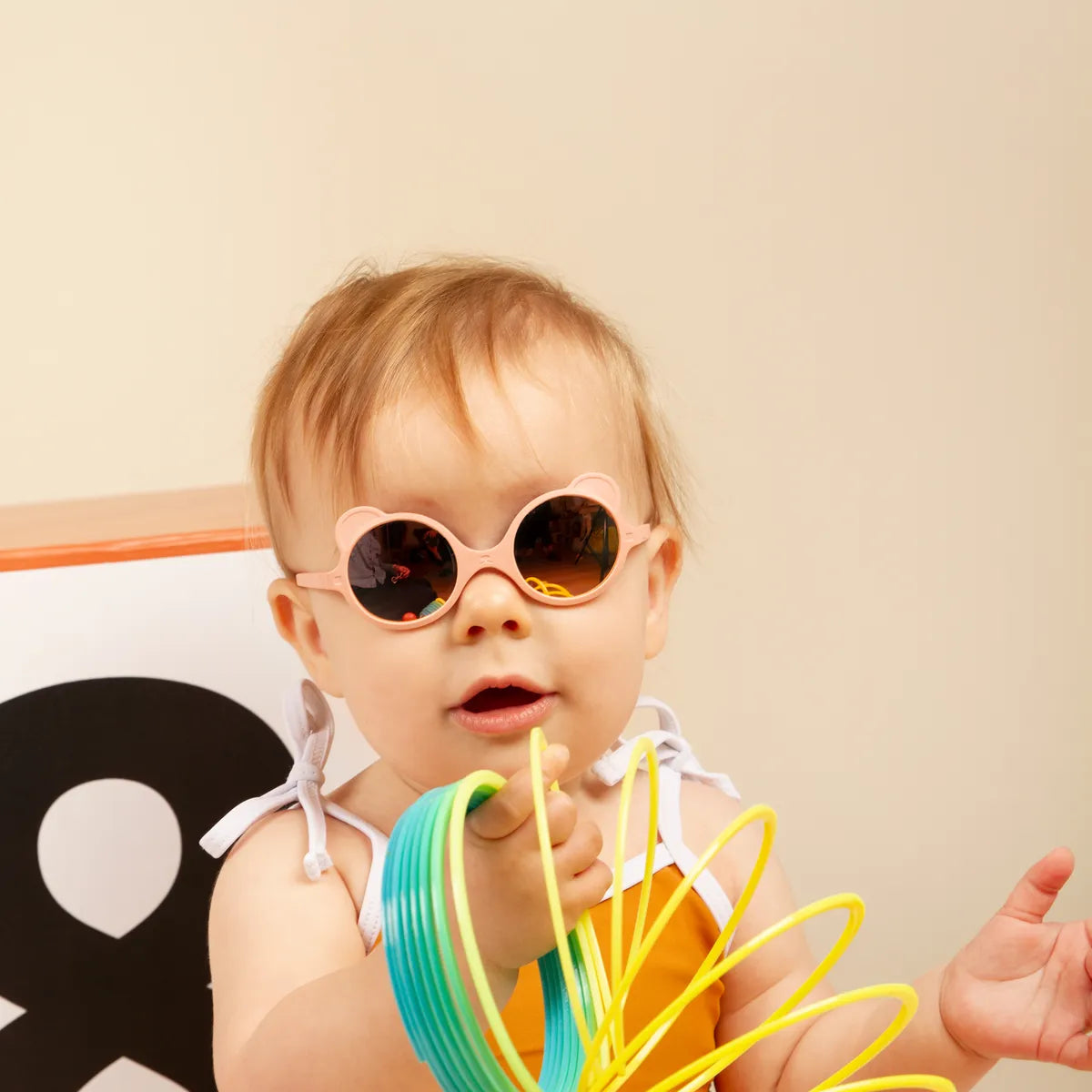 bébé portant lunette solaire ourson peche