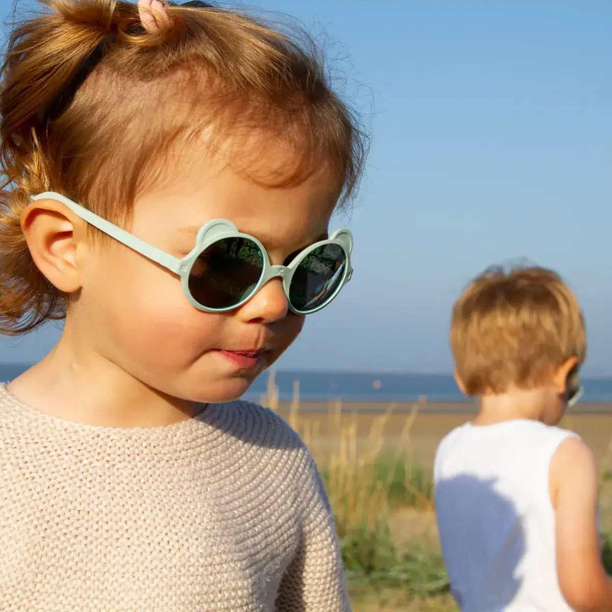 fille portant solaire ourson à la plage