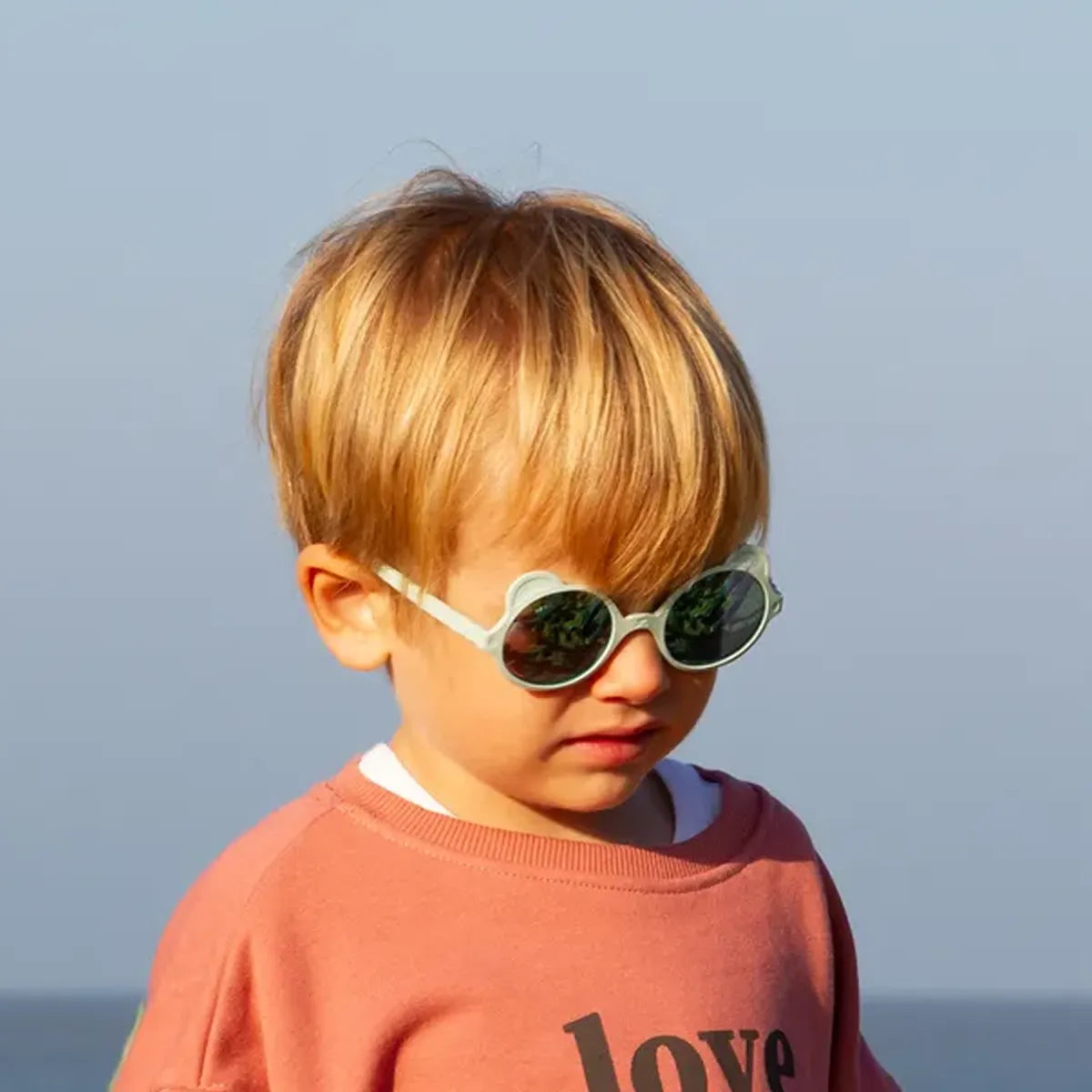 garçon portant solaire ourson à la plage