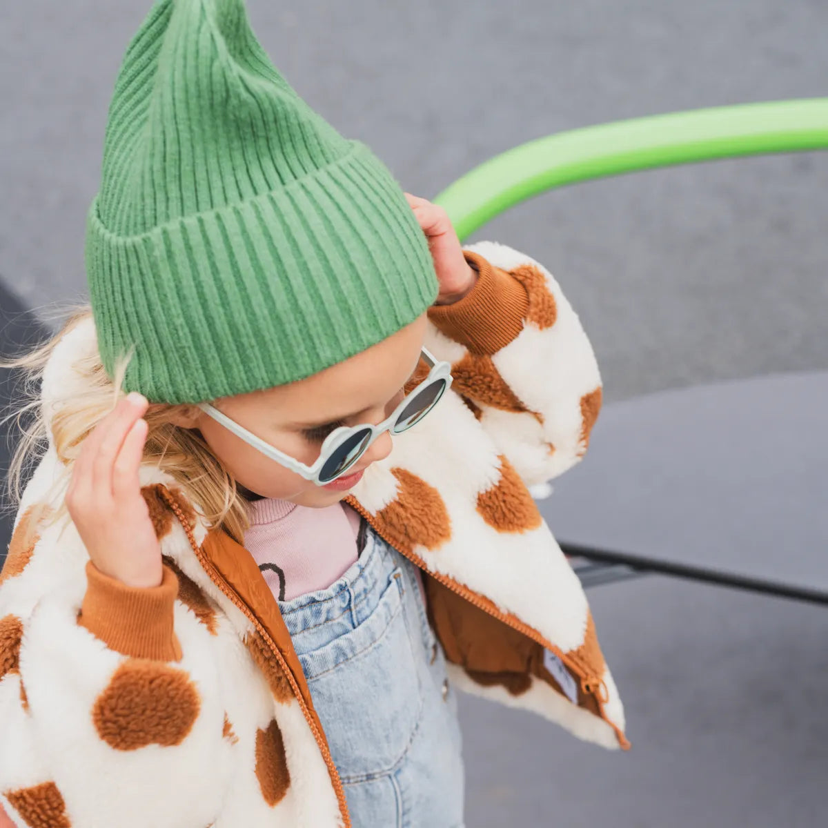 fille avec lunette de soleil ourson bleu