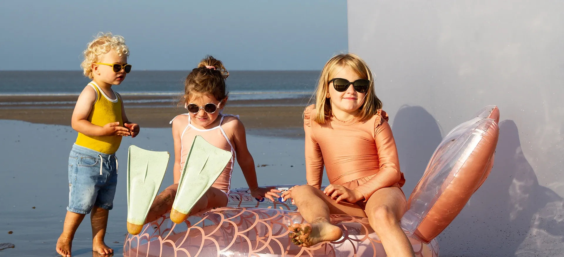 Enfants à la plage avec solaires kietla