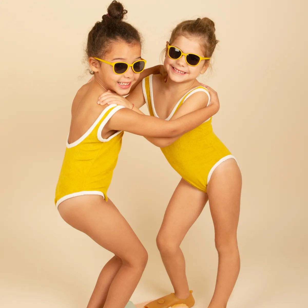 Copines portant solaire wazz jaune moutarde
