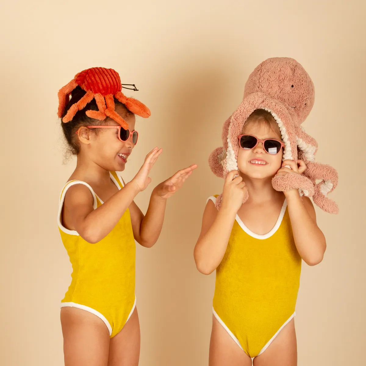 Copines portant des lunettes de soleil wazz