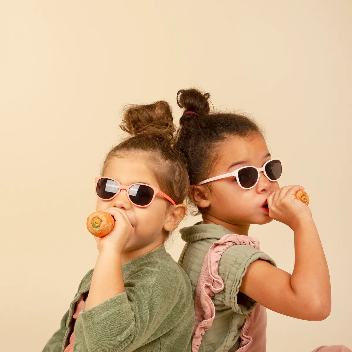 Copines portant des lunettes de soleil WAZZ