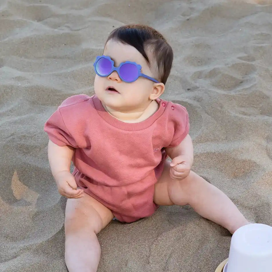 bébé avec lunette de soleil lion violet