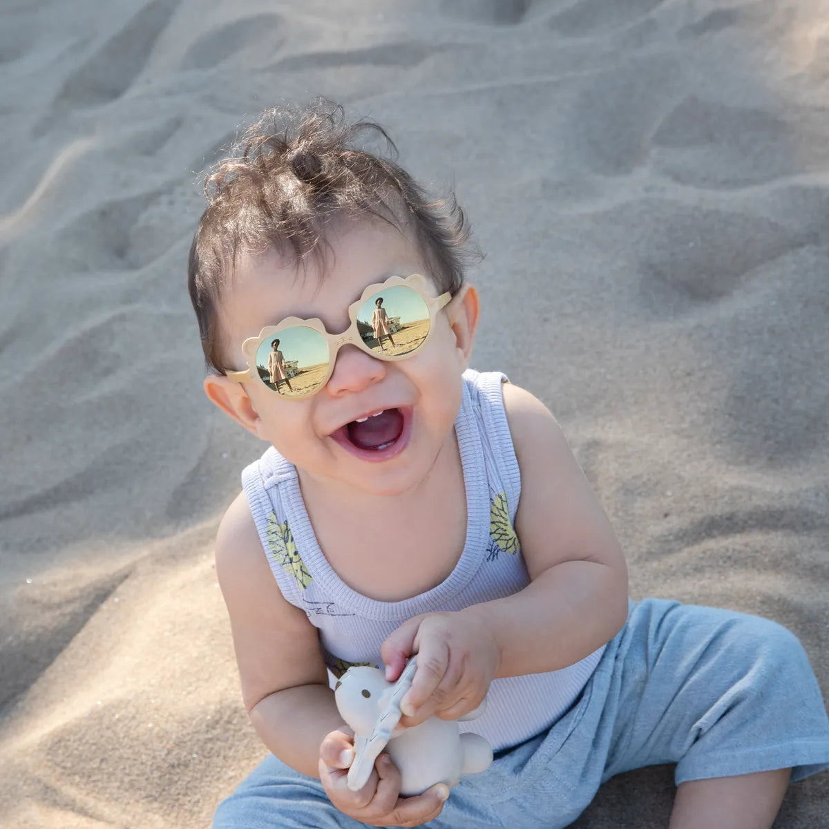 bébé portant lunette de soleil lion miel
