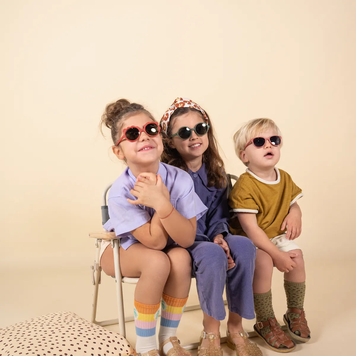 enfants portant lunettes de soleil kietla