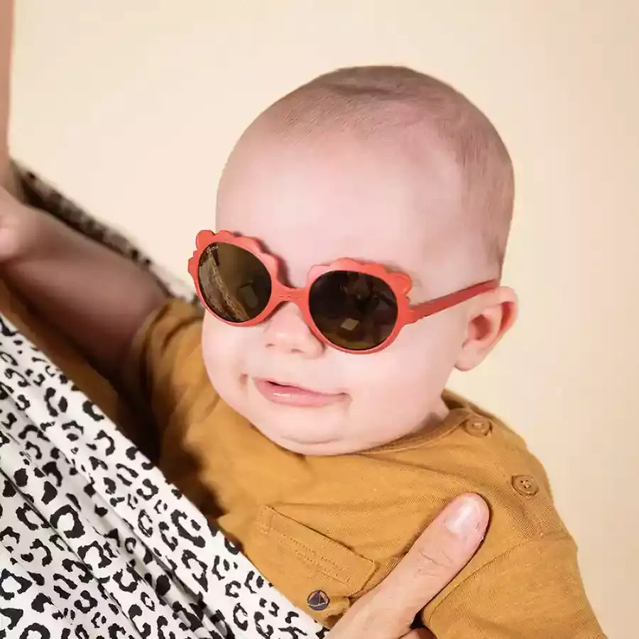 bébé avec lunettes de soleil lion terracotta