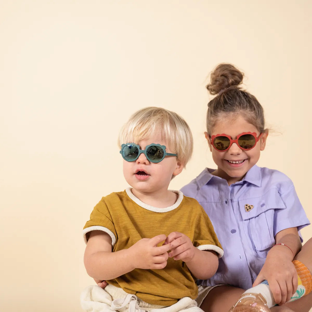 enfants portant lunette de soleil lion 