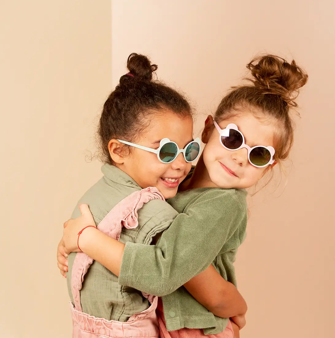 Calin entre 2 copines portant lunettes soleil