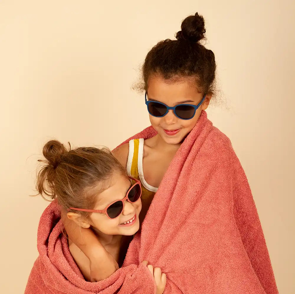 2 copines portant lunettes soleil Wazz