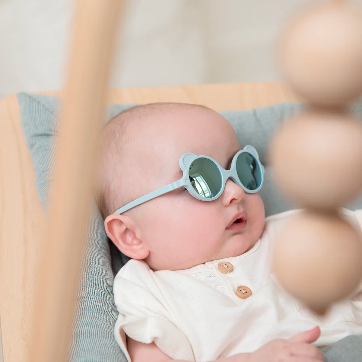bébé portant lunette de soleil bleu